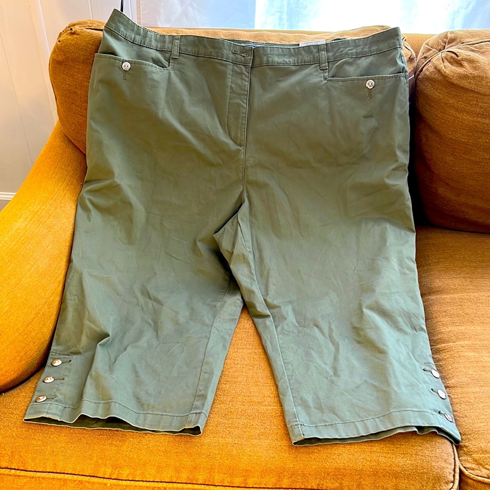 NWT Karen Scott size 24W olive green comfort capris.